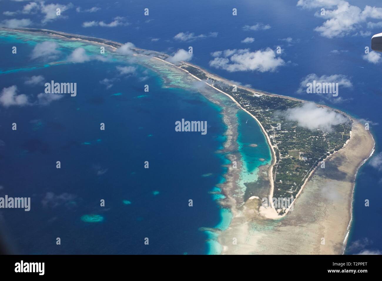 Vue aérienne de l'île de Laura, Majuro, 22 mars 2019. District 14 couvre la plus grande superficie de la responsabilité qui s'étend de l'Îles Hawaïennes et dans la plupart du Pacifique central et occidental à la République des Îles Marshall. (U.S. Photo de la Garde côtière canadienne/libérés) Banque D'Images