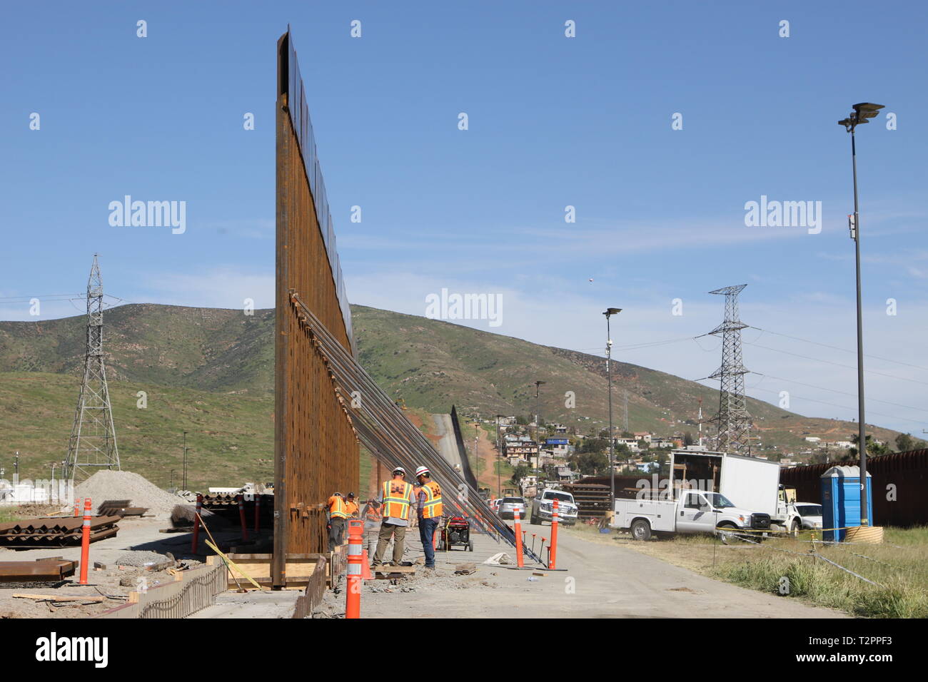 U.S. Army Corps of Engineers d'entrepreneurs et aligner les bollards remplis de béton sur Otay Mesa pour le mur de frontière secondaire de San Diego le 28 mars 2019. Le corps est en appui au Ministère de la sécurité intérieure en vue de bâtir de nouvelles mur frontière près de San Diego. Banque D'Images
