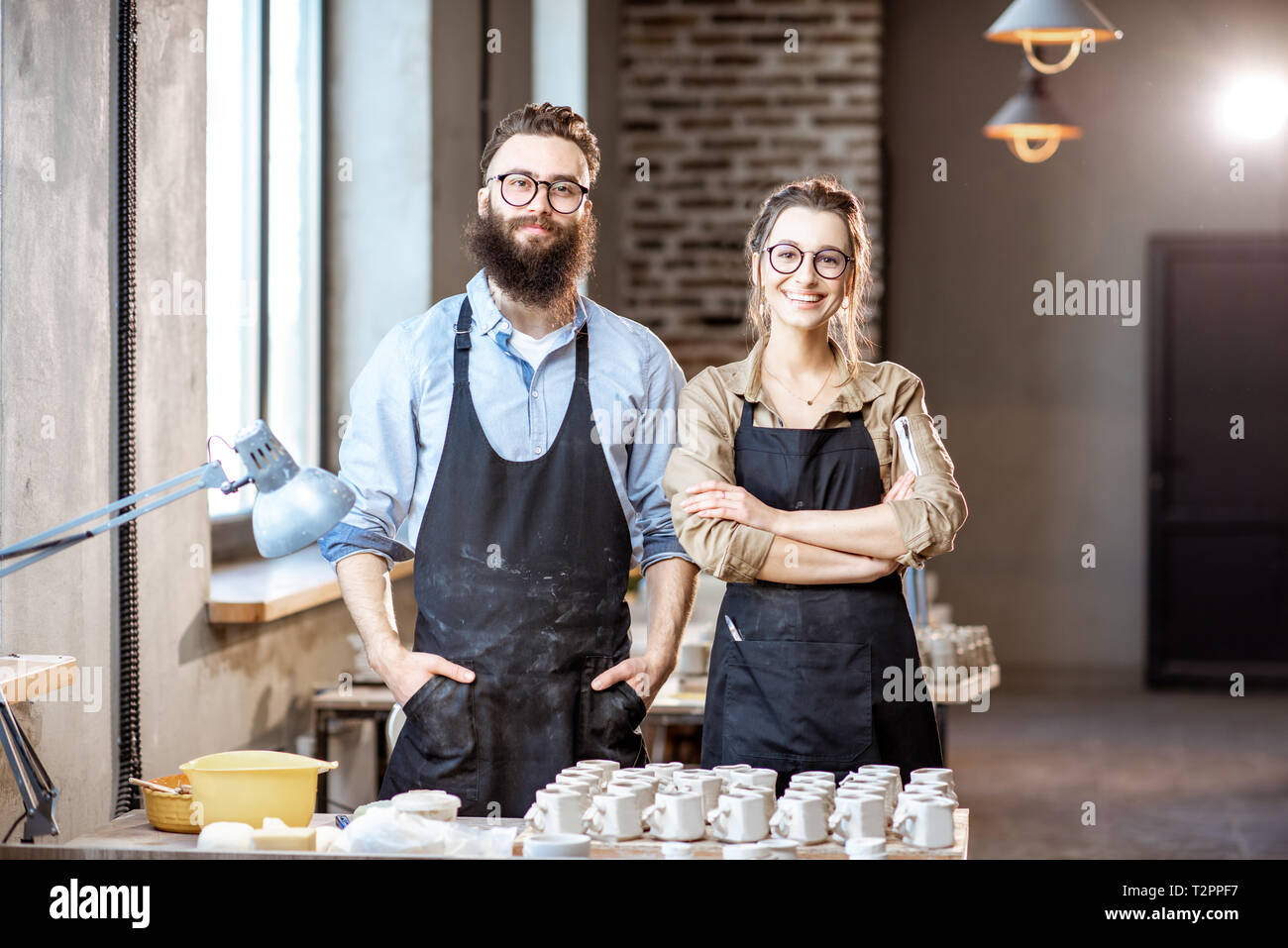 Portrait d'un homme créatif et la femme comme des travailleurs ou des propriétaires d'entreprise à la boutique de la poterie Banque D'Images