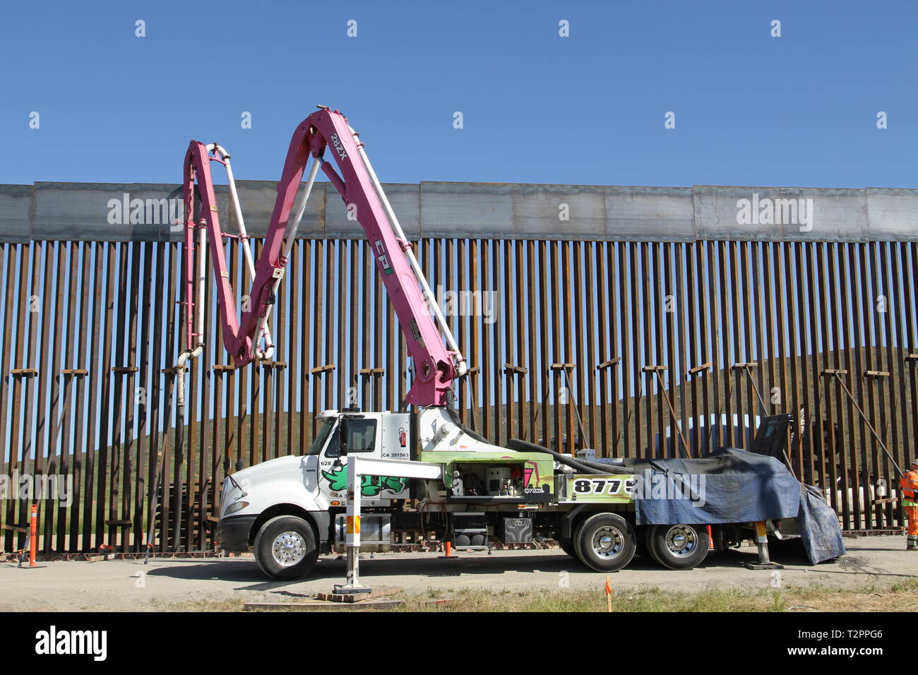 U.S. Army Corps of Engineers entrepreneurs béton pour la fondation de 30 pieds en acier haute borne sur Otay Mesa pour le mur de frontière secondaire de San Diego le 29 mars 2019. Le corps est en appui au Ministère de la sécurité intérieure en vue de bâtir de nouvelles mur frontière près de San Diego. Banque D'Images