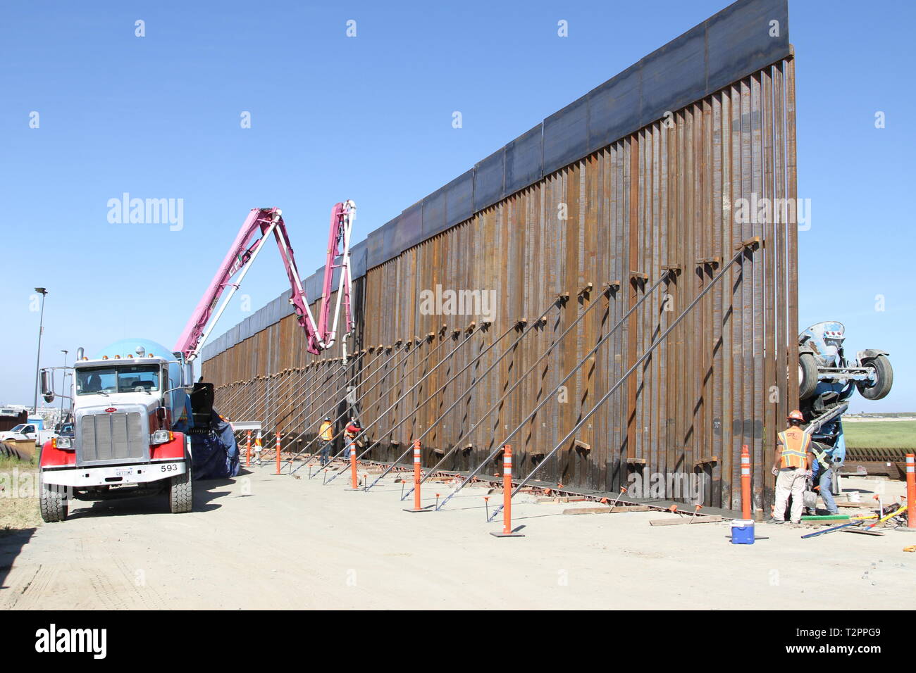 U.S. Army Corps of Engineers entrepreneurs béton pour la fondation de 30 pieds en acier haute borne sur Otay Mesa pour le mur de frontière secondaire de San Diego le 29 mars 2019. Le corps est en appui au Ministère de la sécurité intérieure en vue de bâtir de nouvelles mur frontière près de San Diego. Banque D'Images
