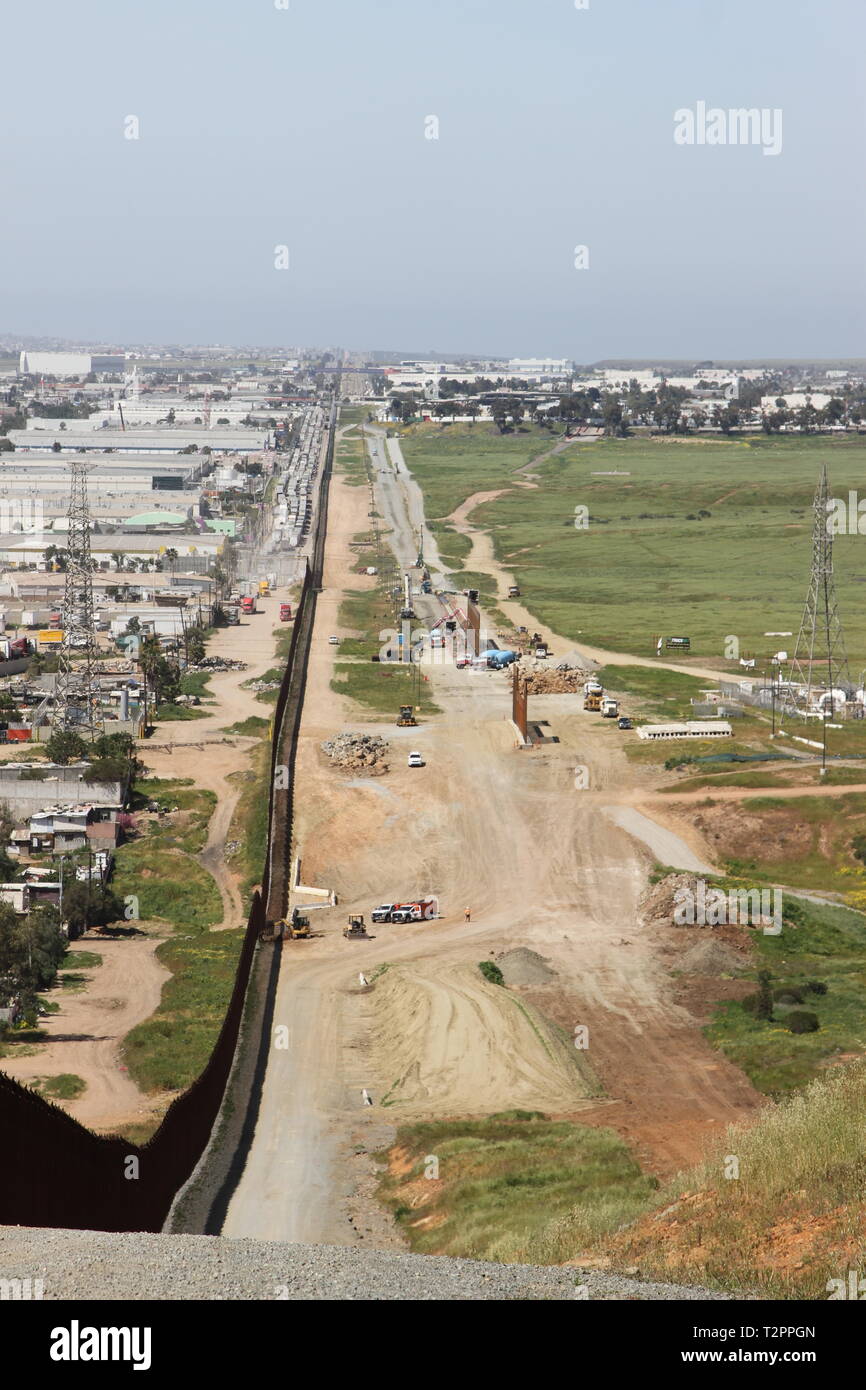 Vue de l'actuelle frontière primaire de San Diego (mur à gauche) de 'Tin peut Hill,' et le terrain dégagé pour le San Diego frontière secondaire mur (à droite) le 29 mars 2019. Le corps est en appui au Ministère de la sécurité intérieure en vue de bâtir de nouvelles mur frontière près de San Diego. Banque D'Images