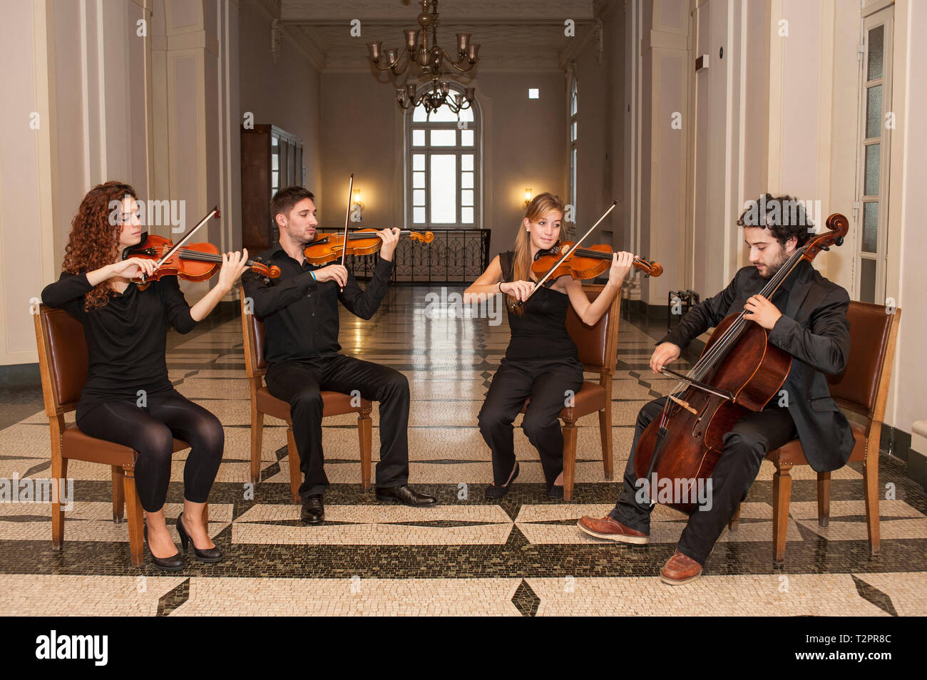 Italie Piémont Turin presso Giuseppe Verdi Conservatoire d'Etat de musique à Turin Quatuor 2 violons, alto et violoncelle de la gauche Giulia Subba (violon), Simone Tornese (violon), Elena Crisman (Viola) et Oskar Doglio (violoncelle) Banque D'Images