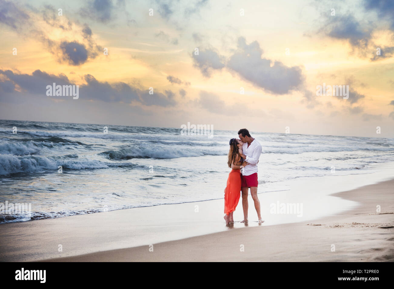 Couple sur la plage au coucher du soleil, Hikkaduwa, Sri Lanka, du Sud Banque D'Images