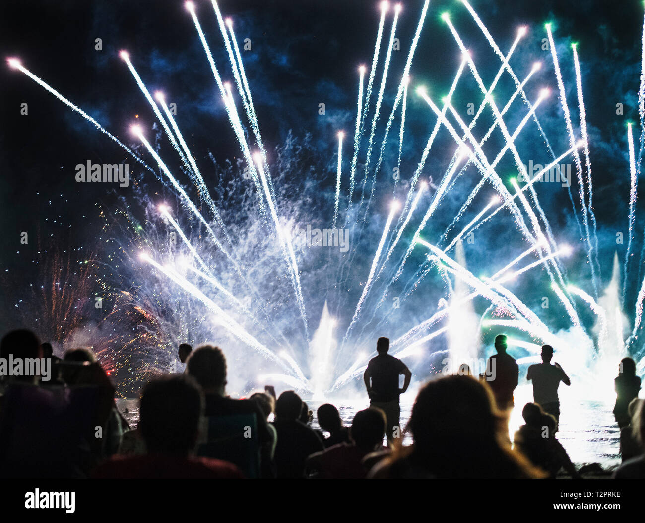 Groupe de gens à l'écoute d'artifice dans la nuit Banque D'Images