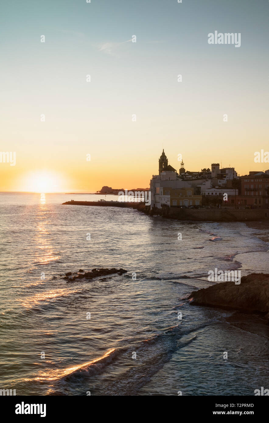 Coucher de soleil sur plage, Sitges, Catalogne, Espagne Banque D'Images