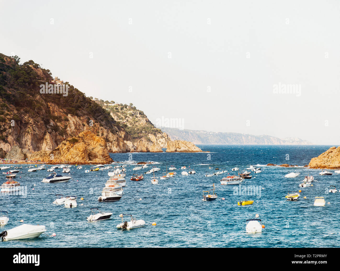 Voiliers et bateaux à moteur en mer, Tossa, Catalogne, Espagne Banque D'Images