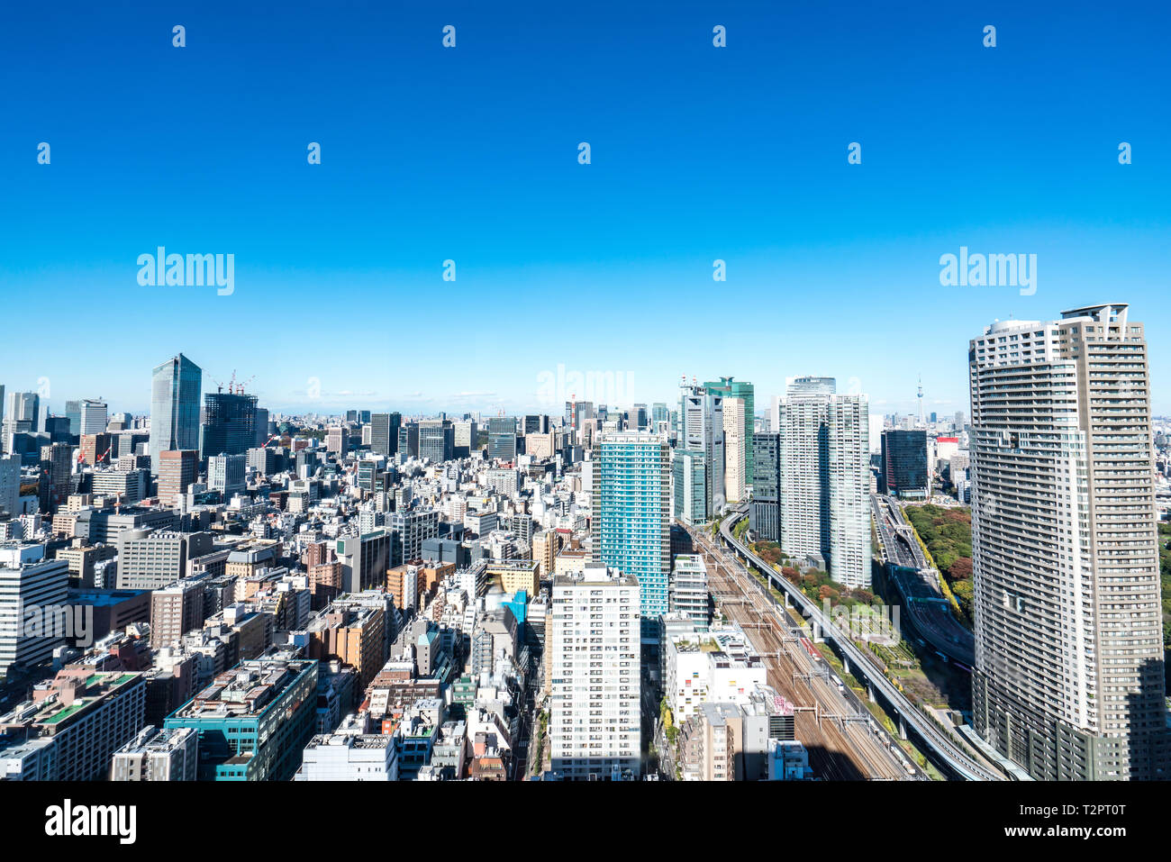 Concept d'affaires de l'Asie de l'immobilier et de la construction - Vue panoramique sur les toits de la ville urbaine vue aérienne sous ciel bleu dans Tokyo, hamamatsucho, Jap Banque D'Images