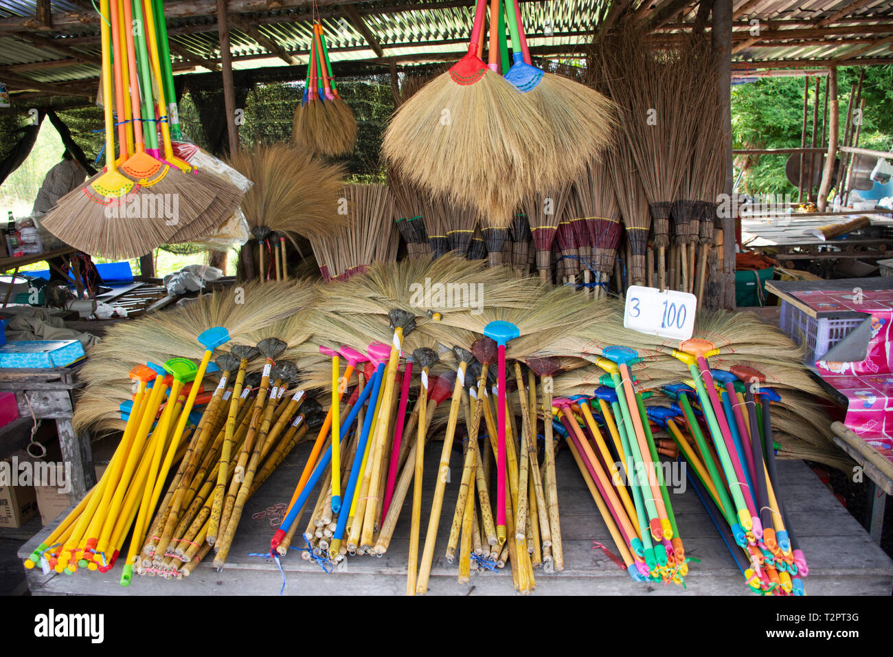 Balai doux dur et herbe longs manches à balai pour la vente d'affaires à l'échelle locale en boutique, la Thaïlande Nakhon Nayok Banque D'Images
