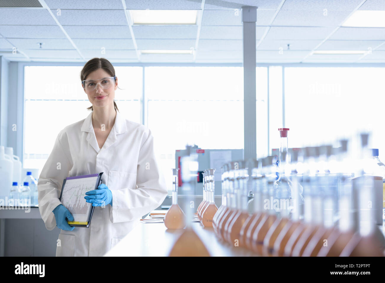 Image composite de female scientist in laboratory Banque D'Images