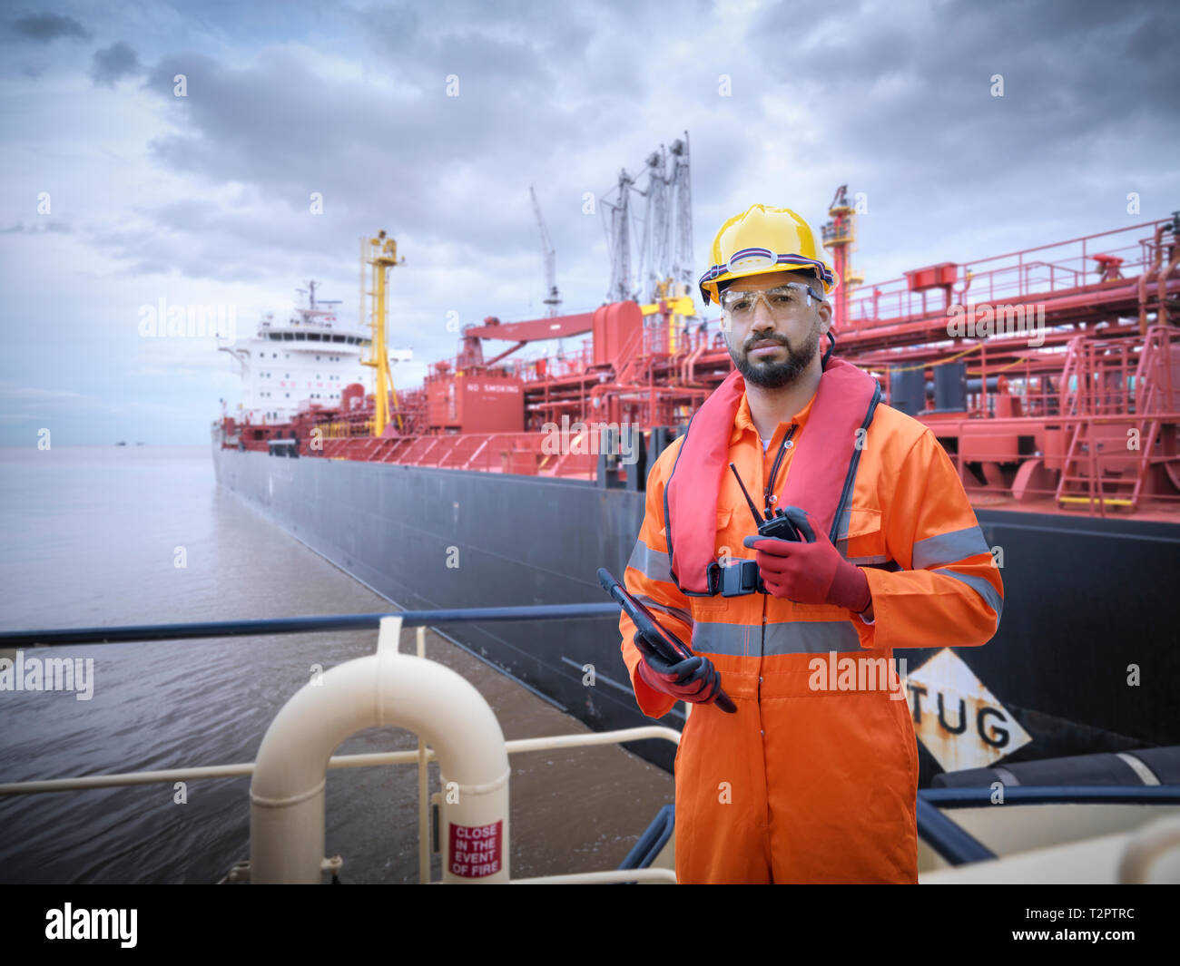Image composite du navire remorqueur sur travailleur pétrolier avec Banque D'Images