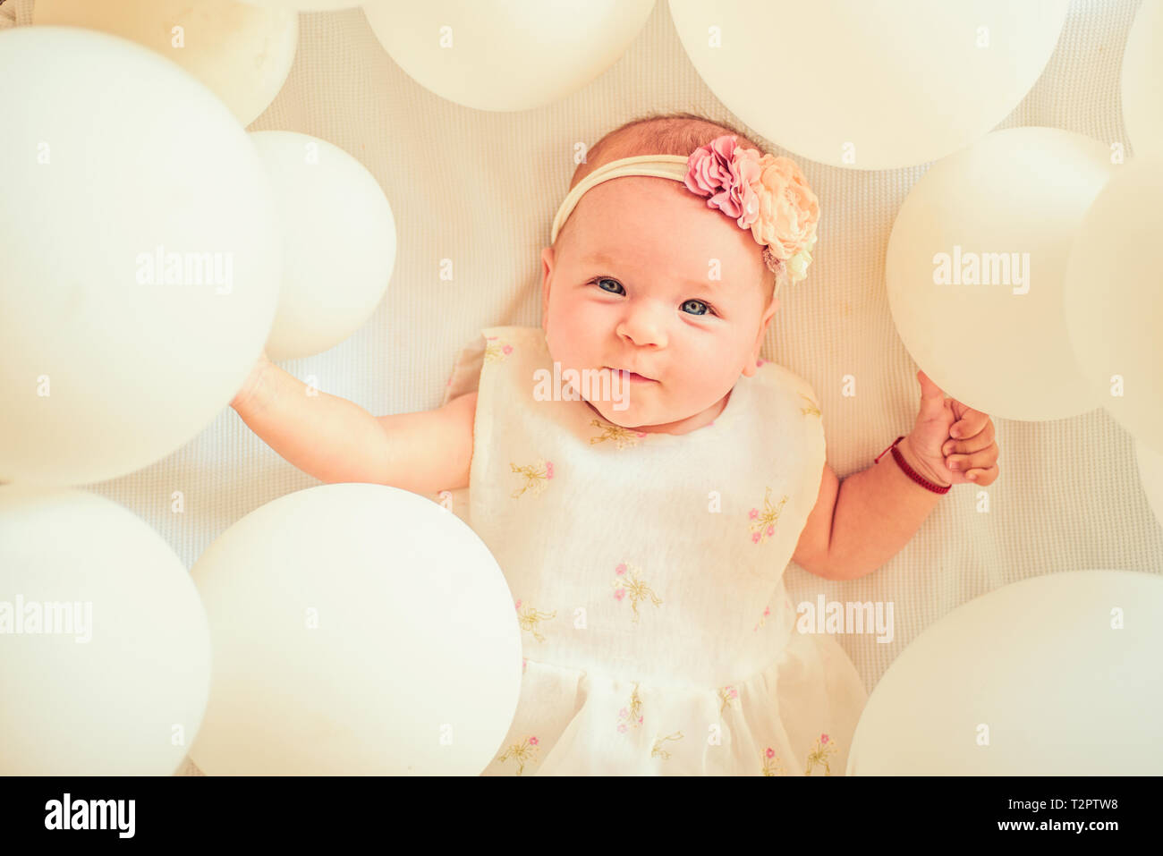 Je veux jouer. Portrait of happy petit enfant blanc en ballons. Sweet  Little baby. Nouvelle vie et la naissance. La famille. La garde des  enfants. Journée des enfants. Petite fille Photo Stock -