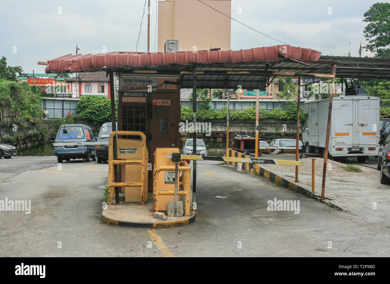 Parking partiellement inondé à Johor Bahru, Malaisie Banque D'Images