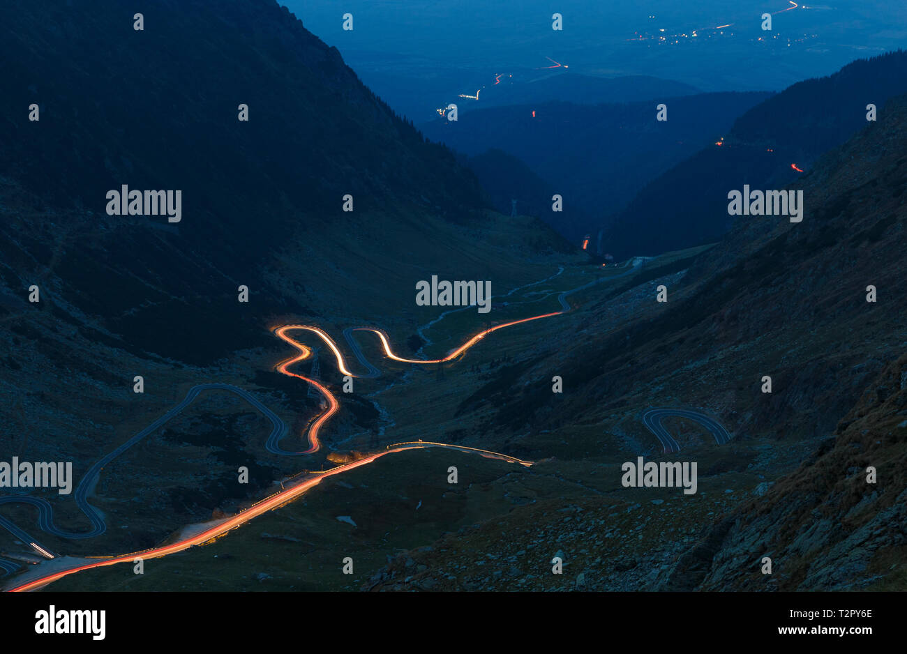 Le paysage de montagnes de Fagaras en Roumanie dans la soirée en route Transfagarasan avec lumières Banque D'Images