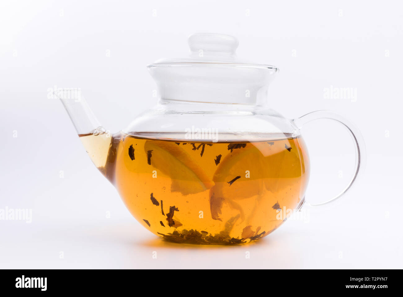 Théière en verre avec le thé noir isolé sur fond blanc Banque D'Images