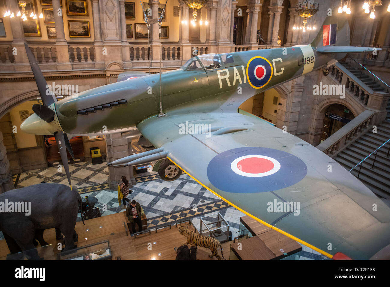 Un avion suspendu dans le hall de la musée de Kelvingrove à Glasgow, Ecosse Banque D'Images