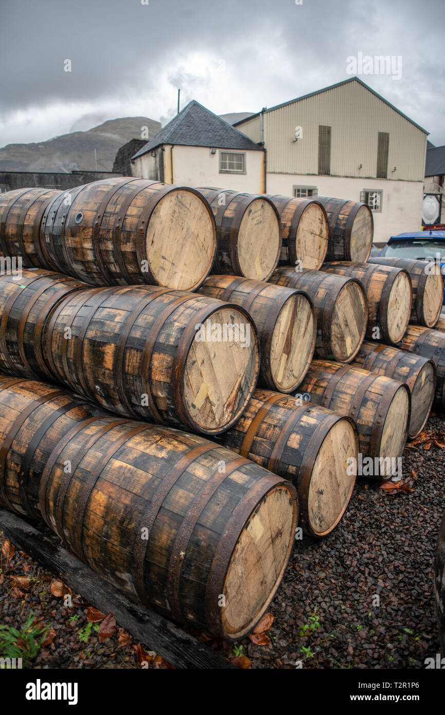 Canons juxtaposés à Ben Nevis Distillery whisky pour processus de vieillissement à Fort William, Écosse Banque D'Images