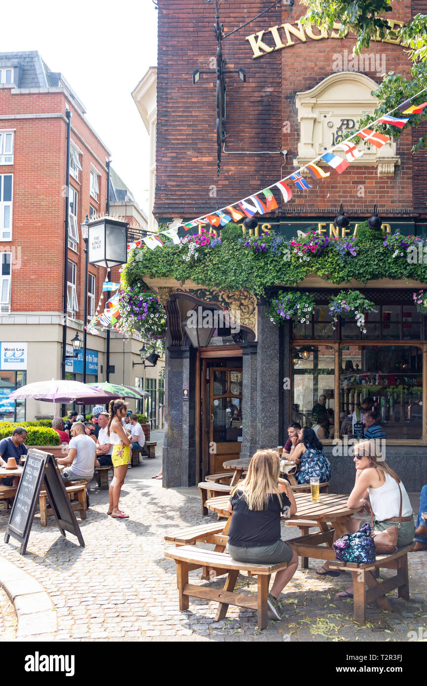 Le Kings Head Pub, Place du marché, Enfield Town, London Borough of Enfield, Greater London, Angleterre, Royaume-Uni Banque D'Images