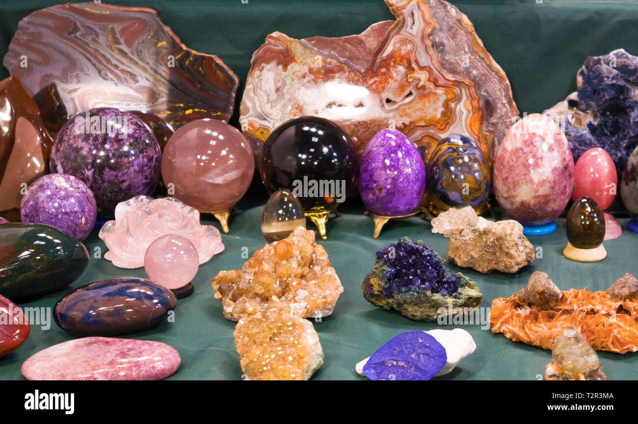 Exposition de pierres précieuses et semi-précieuses et des produits, pièces de minéraux bruts, les oeufs en pierre et orbes Banque D'Images
