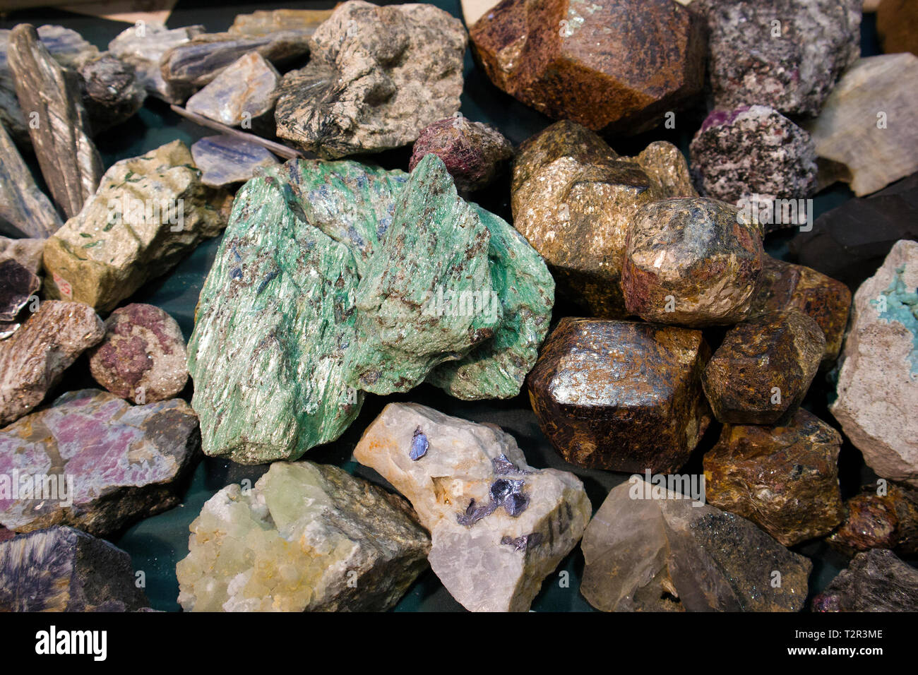Grand morceau de malachite brute entre autres fragments de pierre à l'exposition de minéraux Banque D'Images