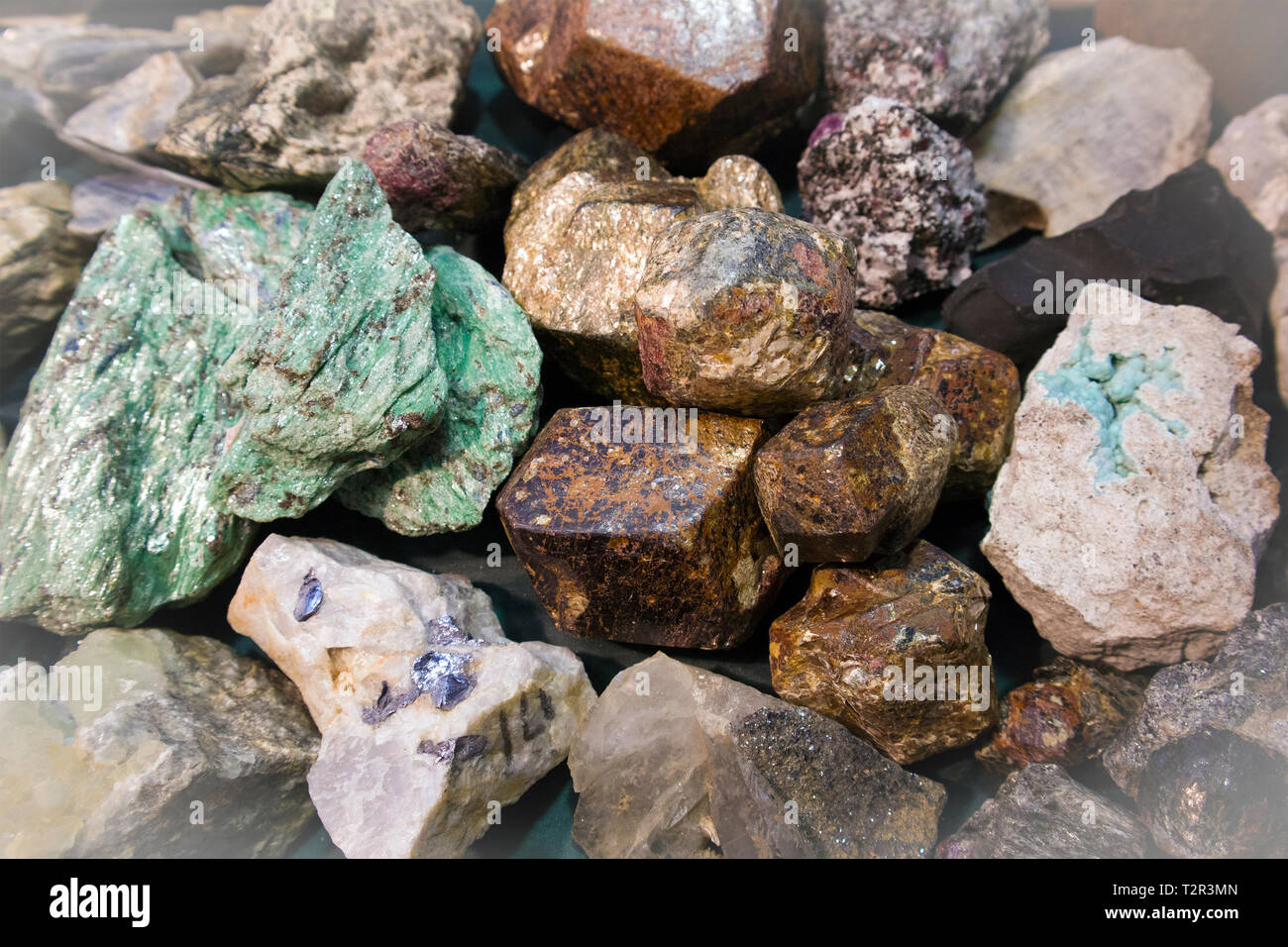 Grand morceau de malachite brute entre autres fragments de pierre à l'exposition de minéraux Banque D'Images