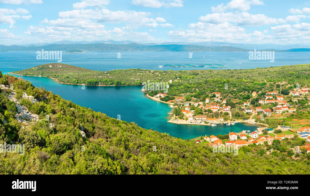 Belle vue panoramique sur la petite ville côtière, la mer et les îles de montagne sur l'île de Rab en Dalmatie, Croatie Banque D'Images