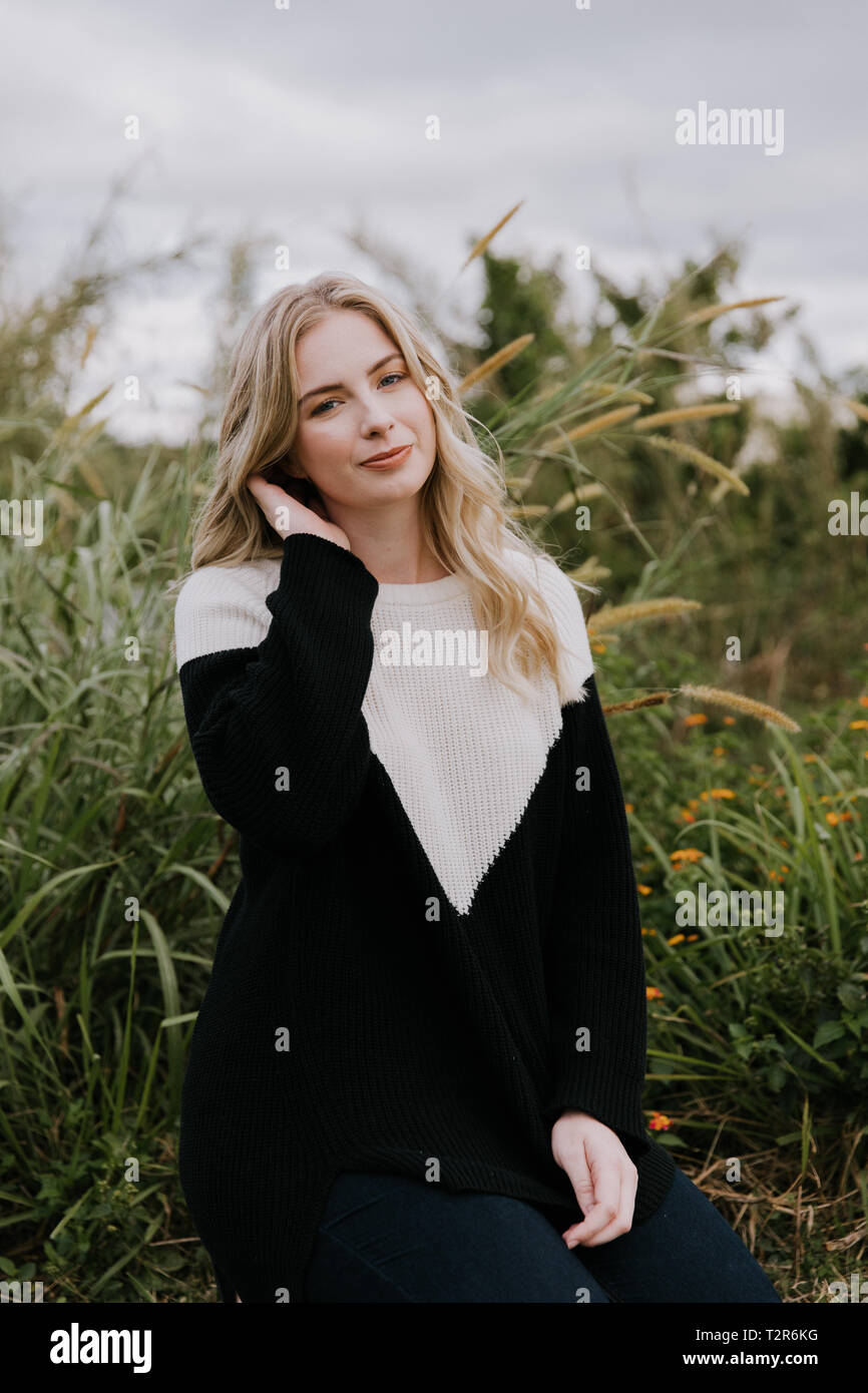 De beaux cheveux blonds séduisante jeune femme de race blanche à peau claire avec le joli sourire dans la nature pour l'extérieur Portraits Portraits Banque D'Images