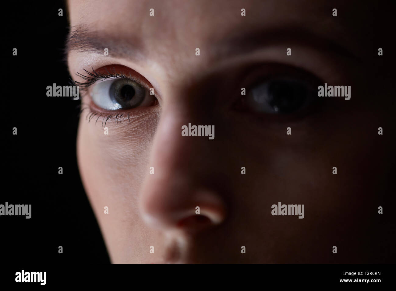 Femme d'entreprise moderne en studio, avec un fond noir Banque D'Images