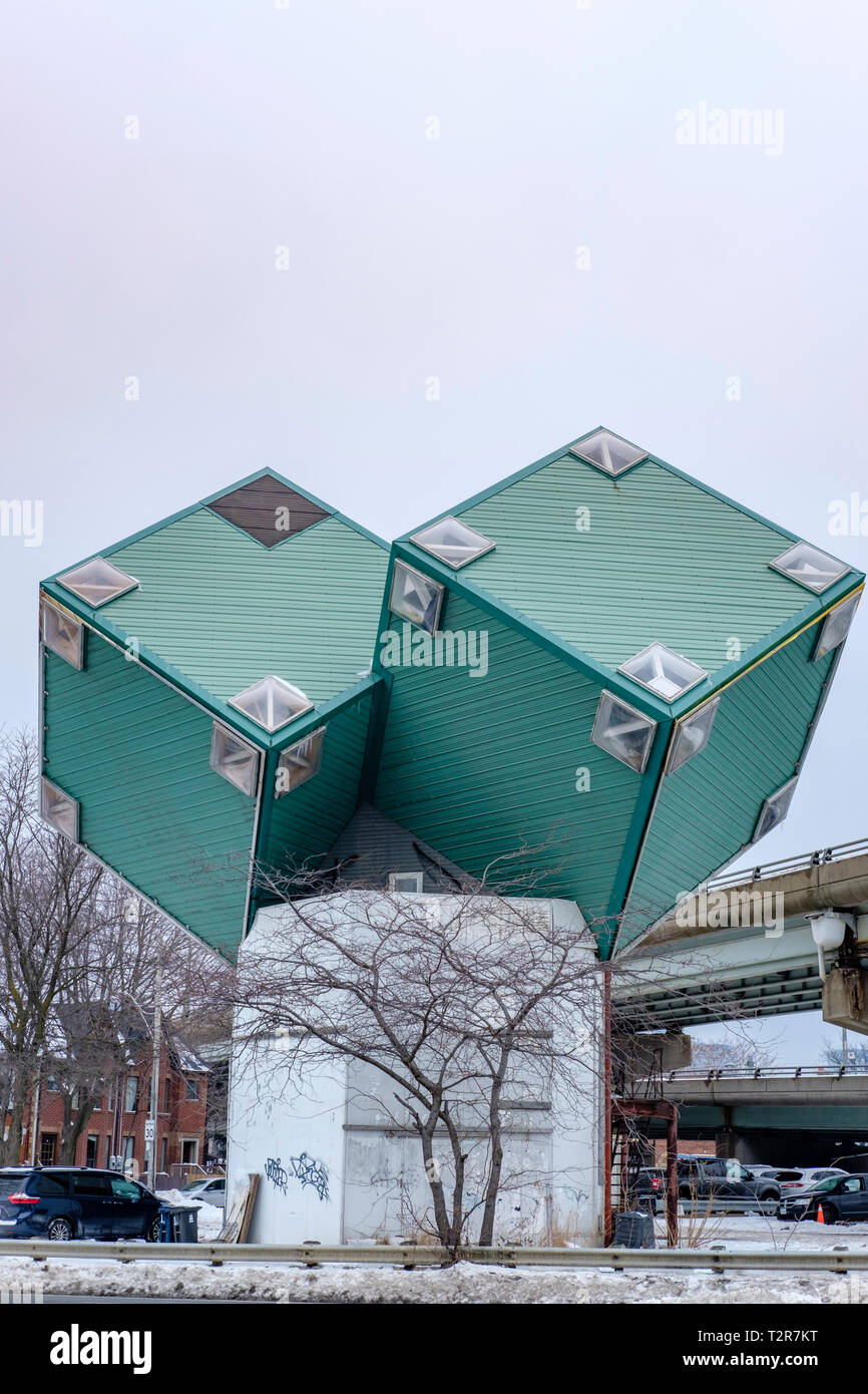 Maison Cube de Toronto, une maison construite avec trois boîtes verte inclinée par les concepteurs et Kutner Ben Jeff Brown, Toronto, Ontario, Canada Banque D'Images