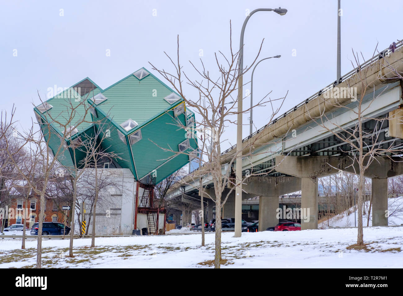 Maison Cube de Toronto, une maison construite avec trois boîtes verte inclinée par les concepteurs et Kutner Ben Jeff Brown, Toronto, Ontario, Canada Banque D'Images