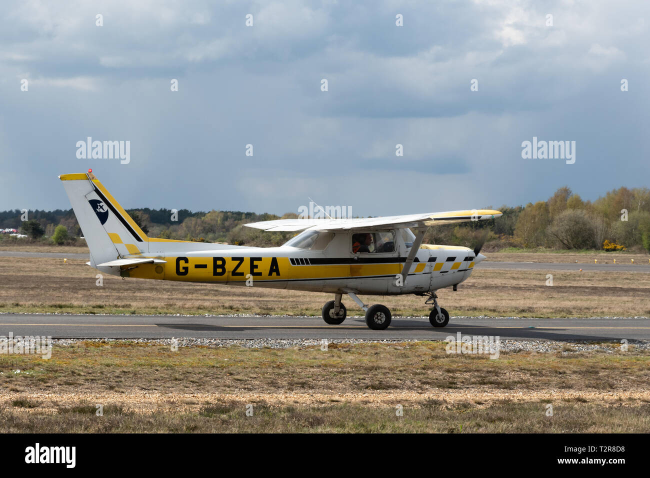 A152 Cessna Aerobat G-BZEA, un monomoteur biplace de voltige à aile haute haubannée à capacité ou l'avion se prépare à décoller à Blackbushe Airport, UK Banque D'Images