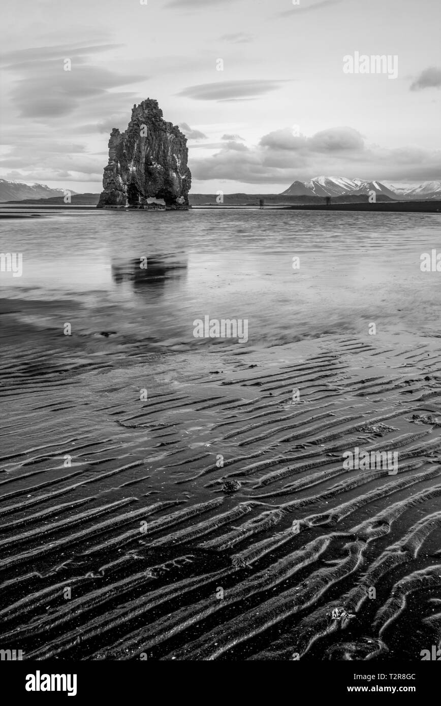 La majestueuse mer Hvítserkur câlins pile le littoral à l'image d'un mangeur de Rhino contre une fourmi, l'arche se trouve sur l'Westfjords Banque D'Images