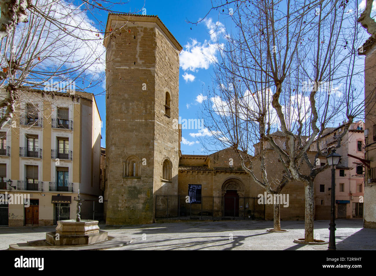 Huesca, Espagne ; Mars 2017 : vue sur le clocher et l'entrée de l'église San Pedro dans le centre historique de Huesca Banque D'Images