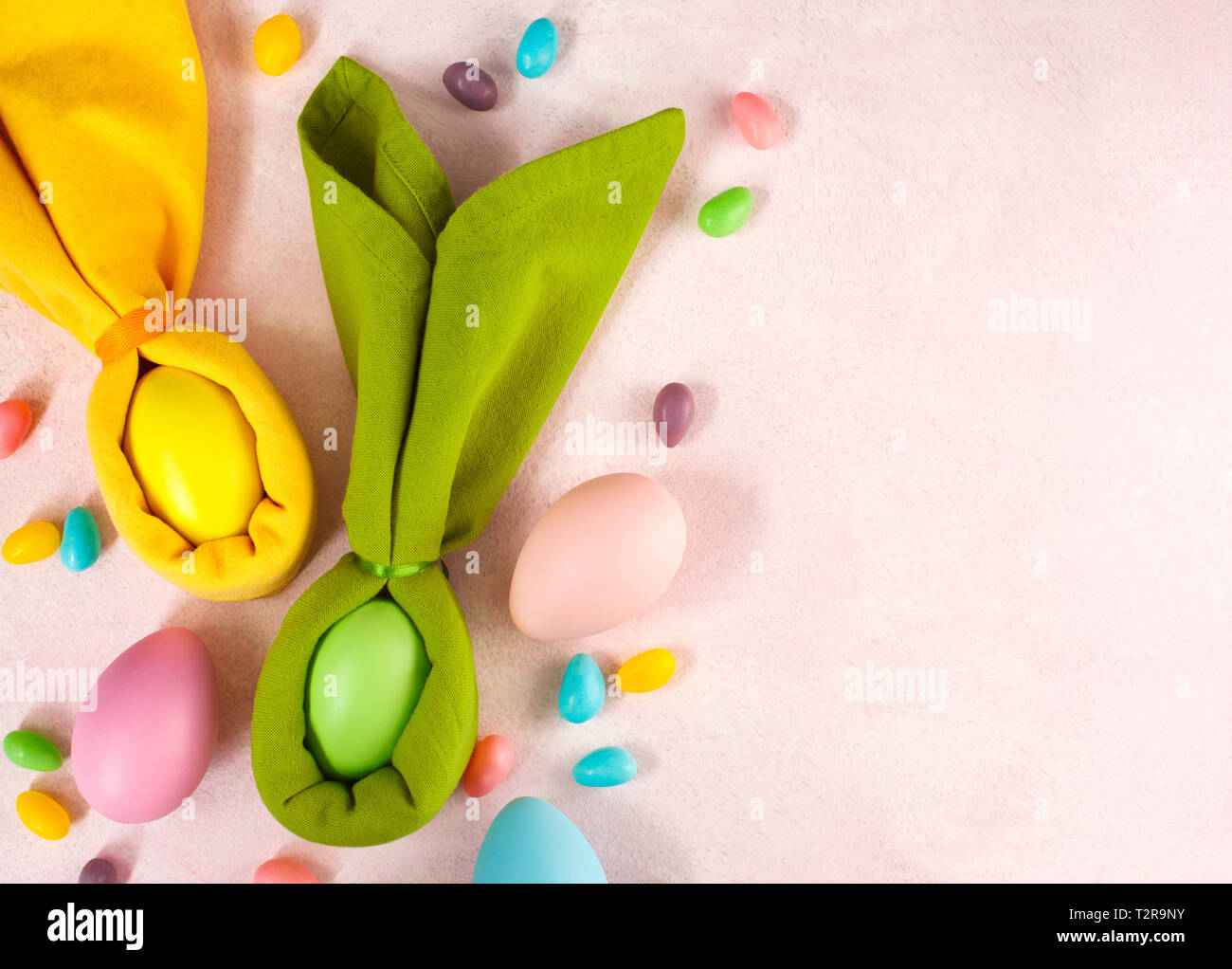 Serviette de lapin de Pâques, oeufs de Pâques et décoration sur fond rose bonbon, copy space Banque D'Images