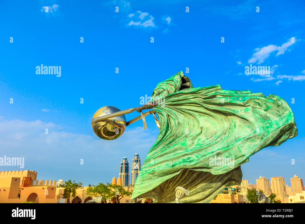 Doha, Qatar - 22 Février 2019 : Force de la nature sculpture à Katara Cultural Village avec West Bay skyline et le Quartier Abraj dans la passerelle à Pearl Banque D'Images