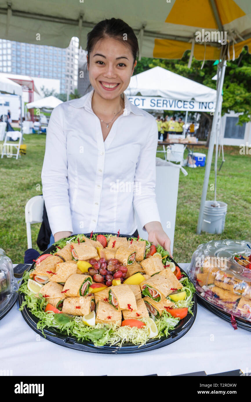 Miami Florida,Bayfront Park,Mercedes Benz Miami Corporate Run,organisme de bienfaisance communautaire femme asiatique femmes,traiteur,mise en place,nourriture,wraps,plateau,FL090430031 Banque D'Images