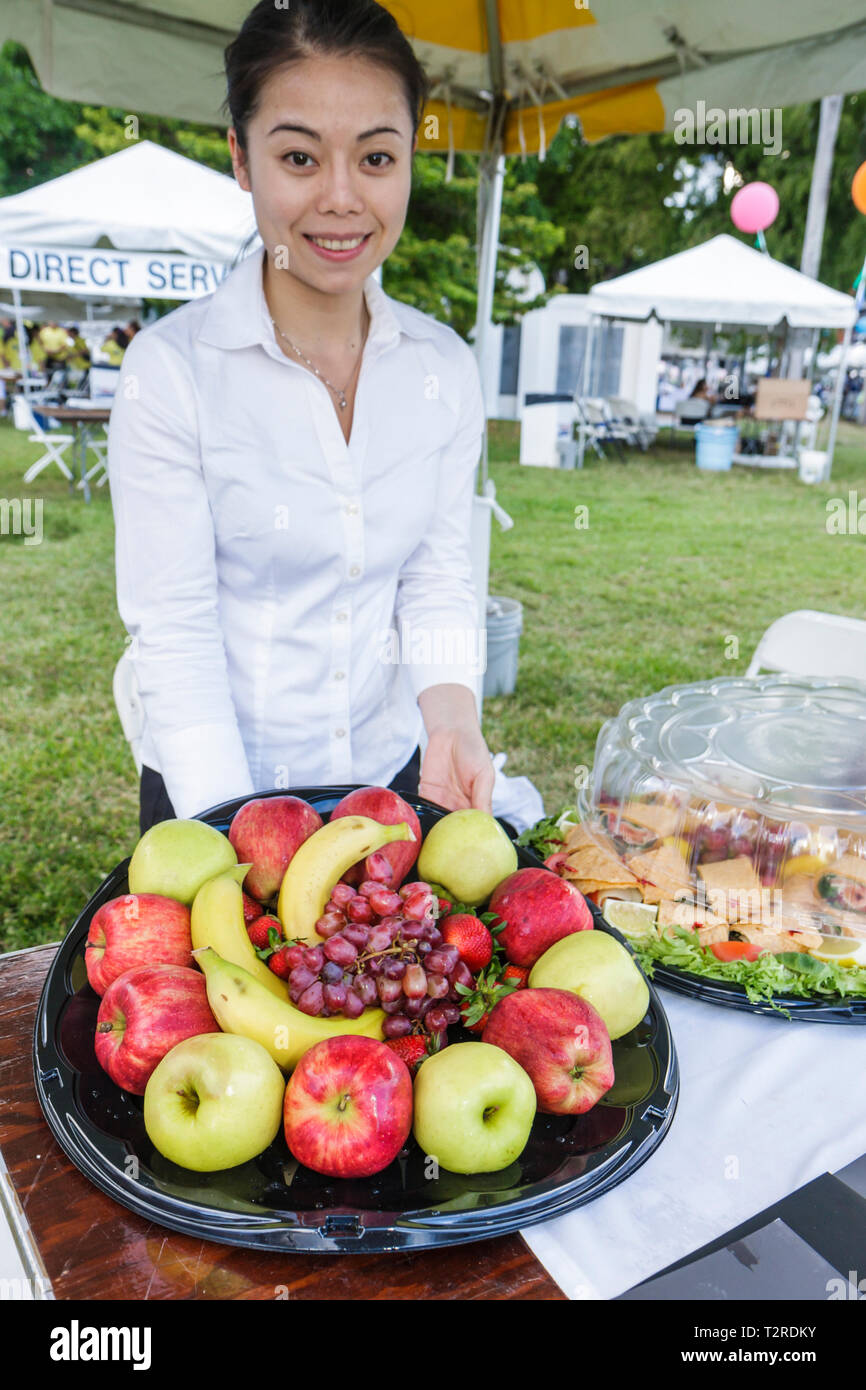 Miami Florida,Bayfront Park,Mercedes Benz Miami Corporate Run,des coureurs de charité communautaire,employés travailleurs travailleurs travailleurs employés, collègues, femme asiatique f Banque D'Images