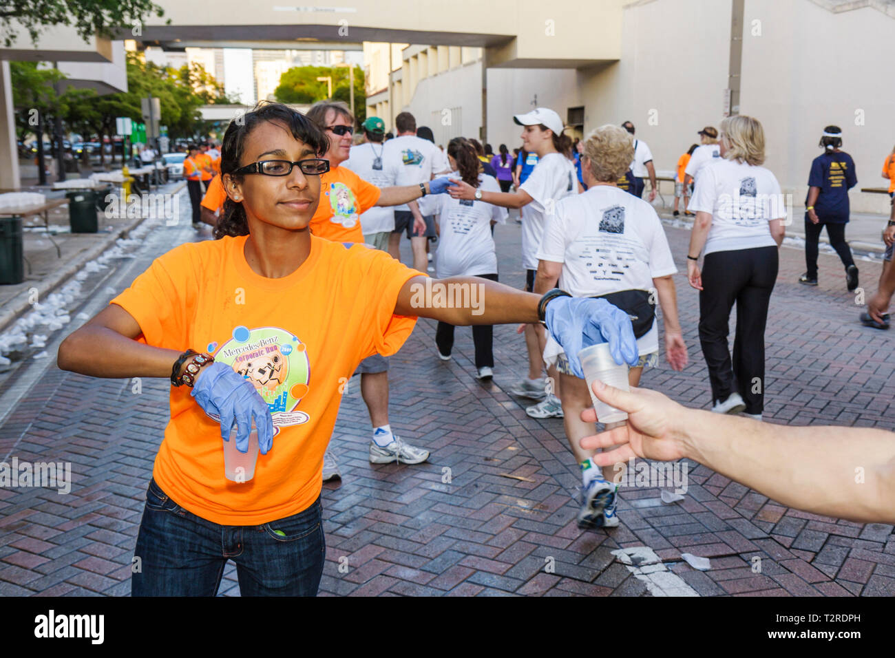 Miami Florida,Bayfront Park,Mercedes Benz Miami Corporate Run,les coureurs de charité communautaire,les marcheurs,les travailleurs employés travaillant,les collègues,le stati de l'eau Banque D'Images