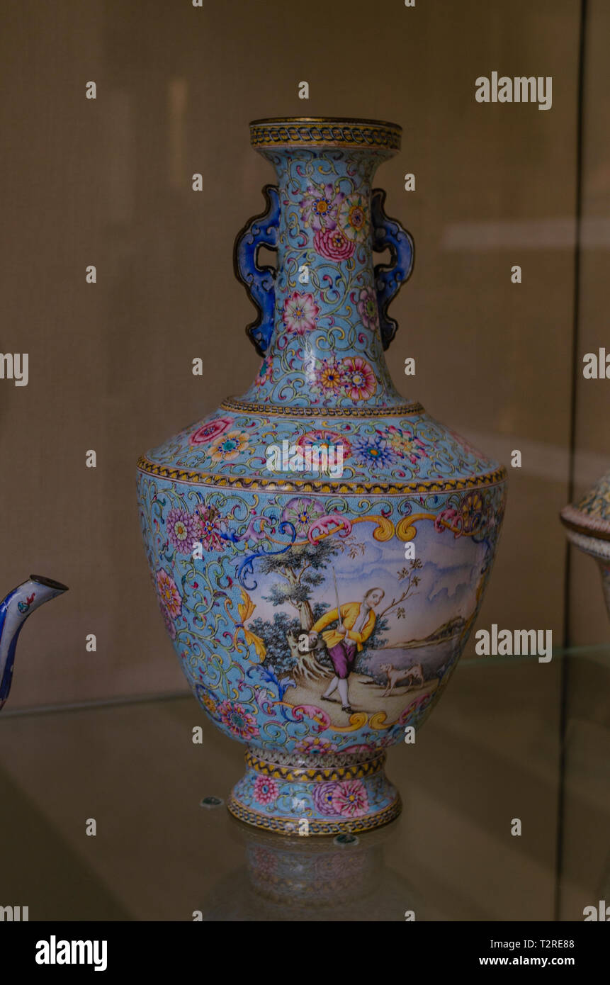 Vase aux scènes peintes européenne. La période Qianlong. La Dynastie Qing. Type de technique : Les émaux sur cuivre. AD 1736-95 Banque D'Images