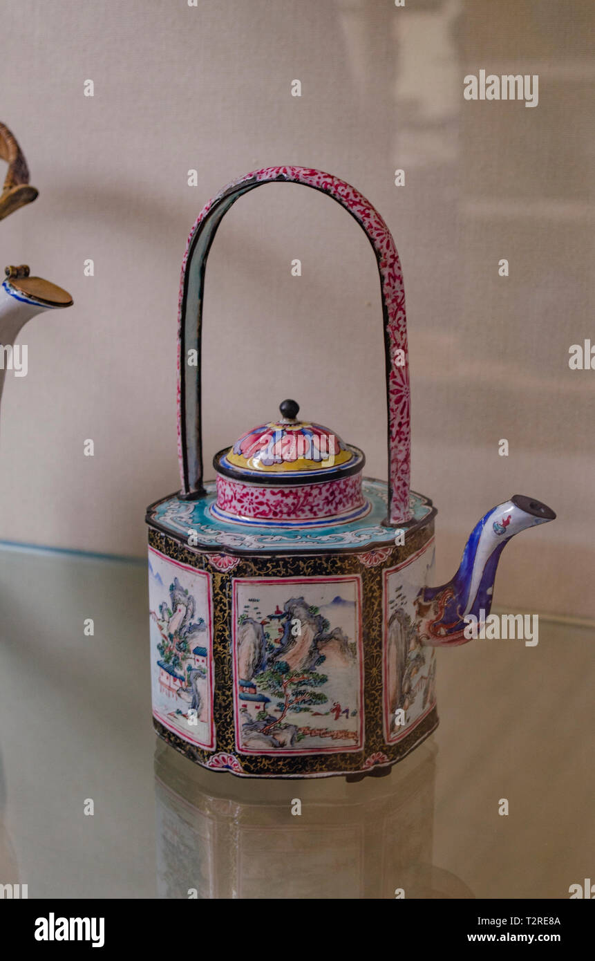 Ewer et couvrir avec des scènes de paysage. La période Qianlong. La Dynastie Qing. Type de technique : Les émaux sur cuivre. AD 1736-95 Banque D'Images