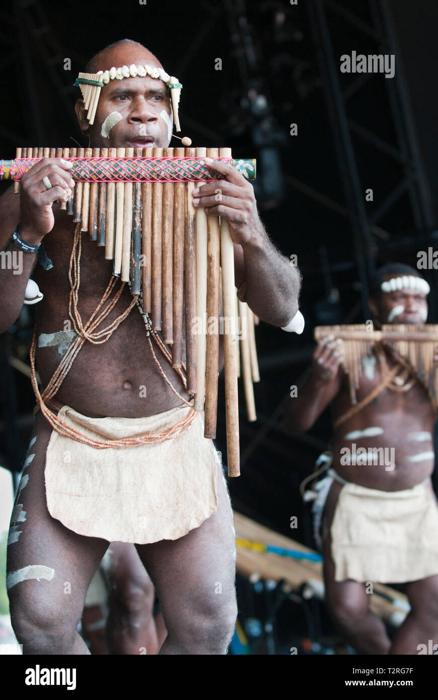 Narasirato se produisant au festival WOMAD, Charlton Park, Royaume-Uni. L'Île Salomon traditionnel bambou 'orchestra' Banque D'Images