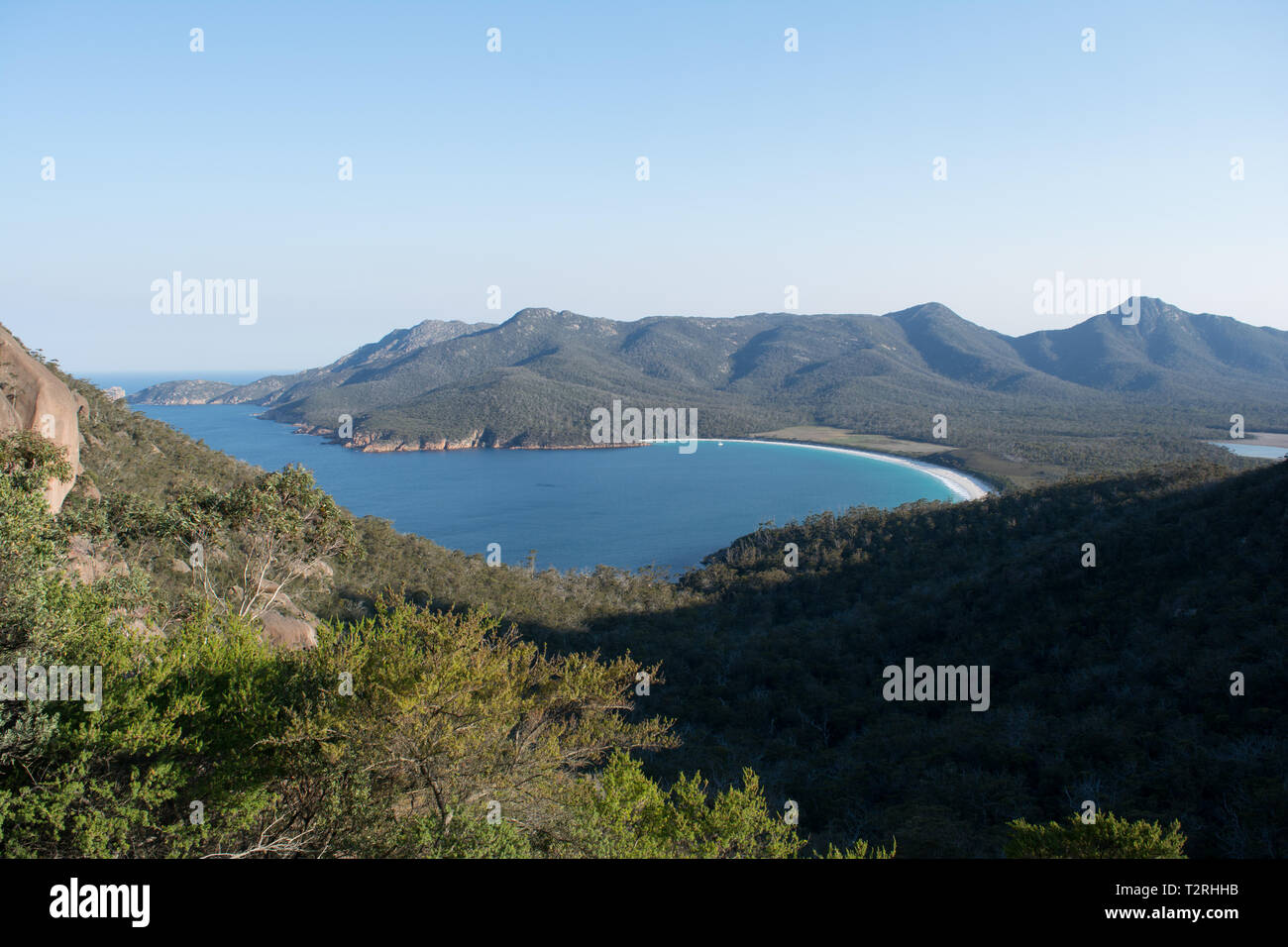 Photo de la capture d'un point de vue surplombant de Wineglass Bay au parc national de Freycinet Banque D'Images