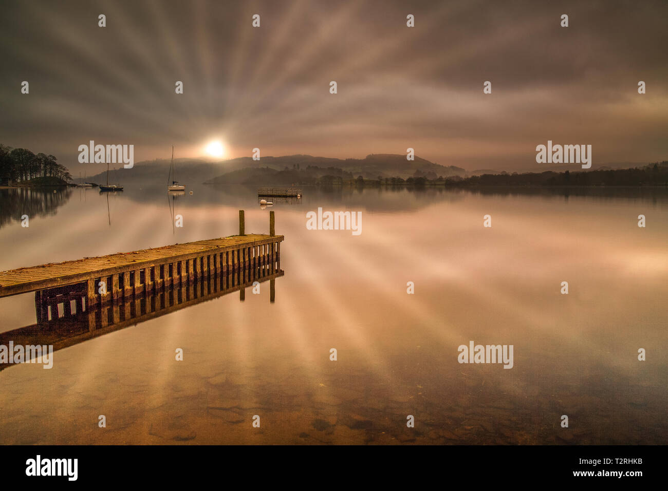 Morning Mist sur Windermere, Cumbria, 10,5 milles de long, 1,6 km de large et 220 pieds de profondeur, est le plus grand lac naturel dans le Lake District. Banque D'Images