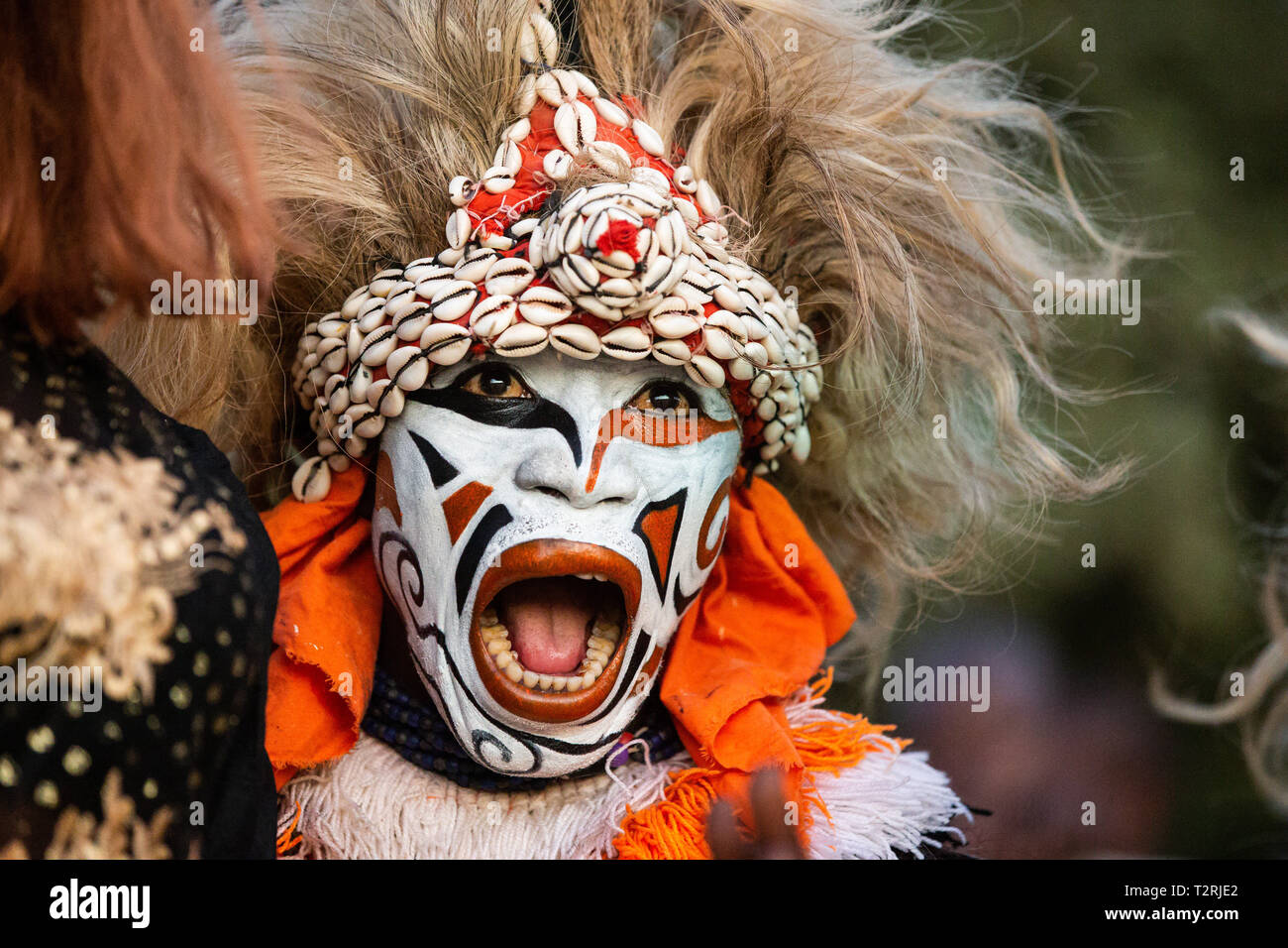 JANJANBUREH, la Gambie (18/01/2019) - Le Zimba, une tradition pour le Wolof de Gambie et du Sénégal, les danses comme un lion à cause de la croyance populaire que le fondateur de l'Wolof était un grand tueur de Lion. Le Festival Janjanbureh Kankurang fait partie d'efforts conjoints de l'UE au Fonds d'affectation spéciale d'urgence pour l'Afrique et le projet d'autonomisation des jeunes Gambiens pour stimuler le tourisme à Janjanbureh. En préservant et en célébrant le patrimoine culturel de l'Kankurang, c'est la création de nouvelles possibilités économiques pour les jeunes Gambiens sous la forme d'une augmentation du tourisme. Banque D'Images