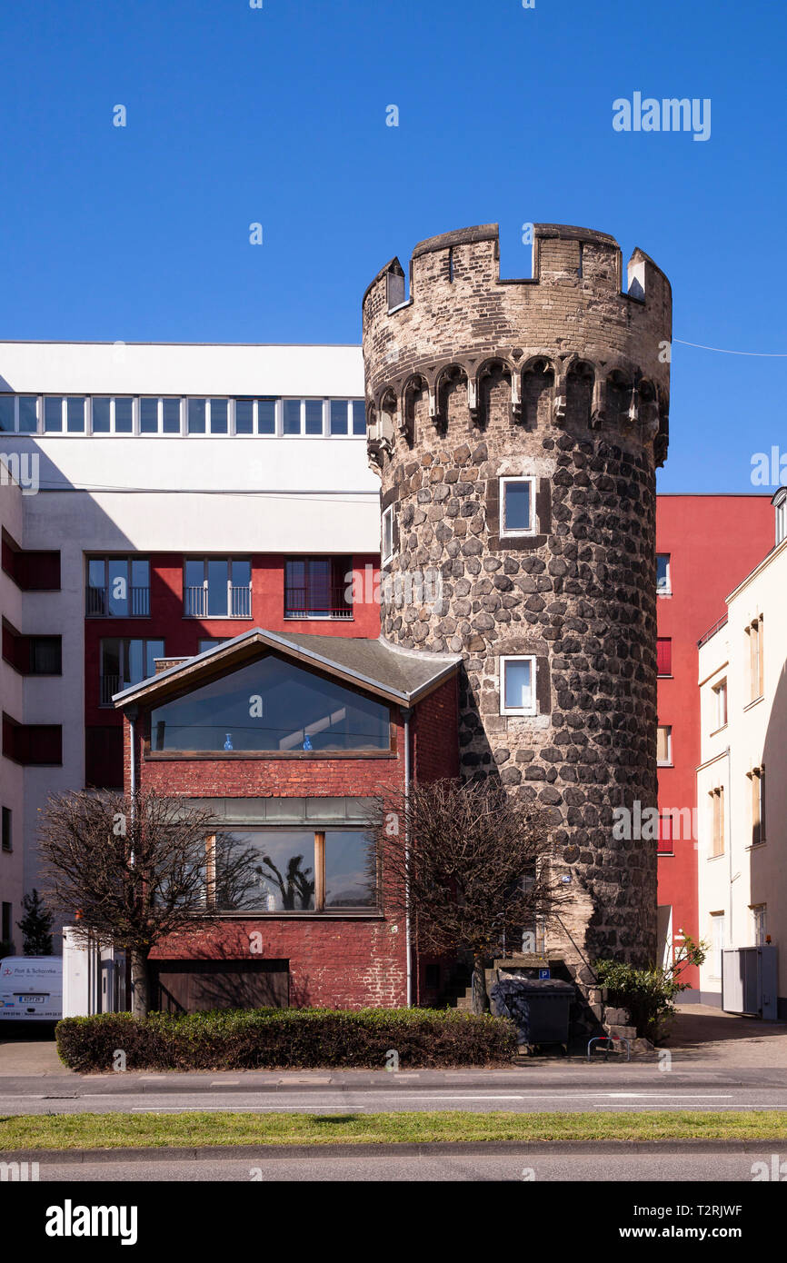 Le Kunibert Tower dans la rue Konrad-Adenauer-Ufer, Cologne, Allemagne. La tour qui s'appelle également Wegschnapp faisait partie de la ville médiévale. Banque D'Images