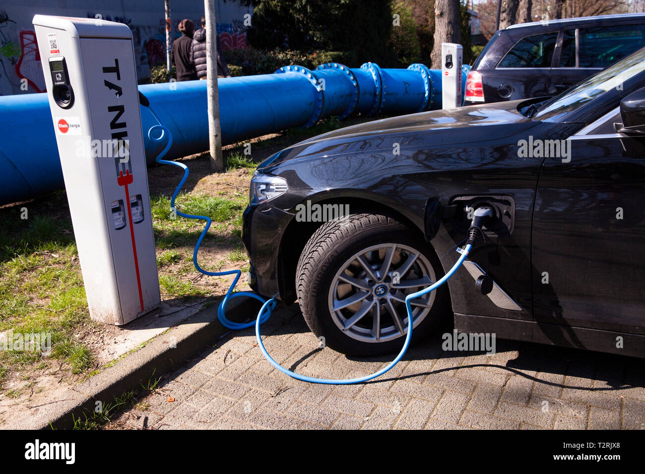 Une BMW 530e à une station de charge de la Mobilstation sur le Charles-de-Gaulle dans le quartier de Deutz, Cologne, Allemagne. Avec une connexion directe Banque D'Images