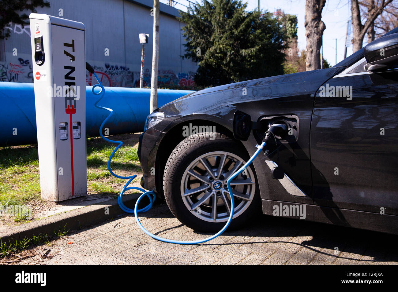 Une BMW 530e à une station de charge de la Mobilstation sur le Charles-de-Gaulle dans le quartier de Deutz, Cologne, Allemagne. Avec une connexion directe Banque D'Images