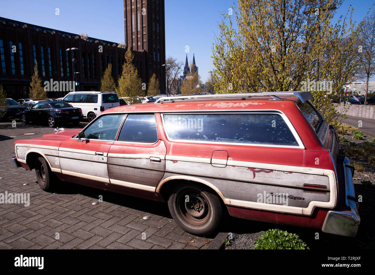 Une Ford Country Squire Station Wagon, Cologne, Allemagne. ein Ford Country Squire Station Wagon, Köln, Deutschland. Banque D'Images