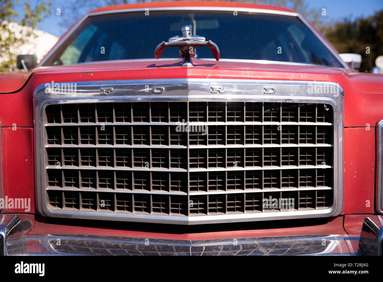 Le couvercle de radiateur et de l'enjoliveur de capot d'une Ford Country Squire Station Wagon, Cologne, Allemagne. Kuehlergrille Kuehlerfigur und eines Ford Country Squire Banque D'Images