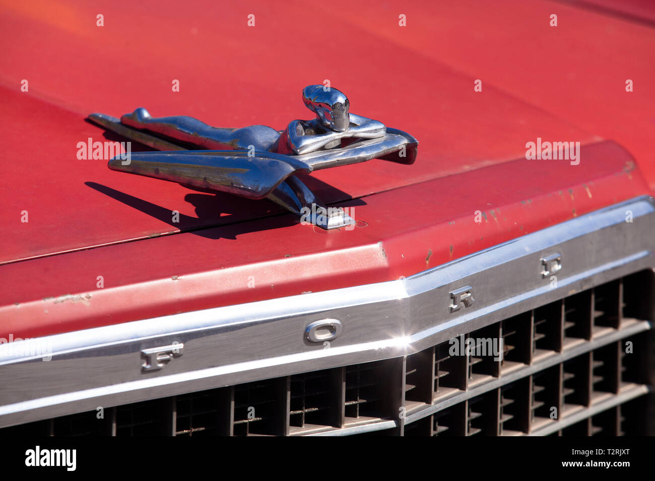 Hotte ornement d'une femme couché d'une Ford Country Squire Station Wagon, Cologne, Allemagne. Kuehlerfigur liegenden Frau von einem un pays Squi Ford Banque D'Images